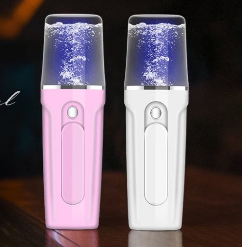 Appareil de beauté hydratant visage portable diffusant brume fine, rechargeable USB, compact et léger.